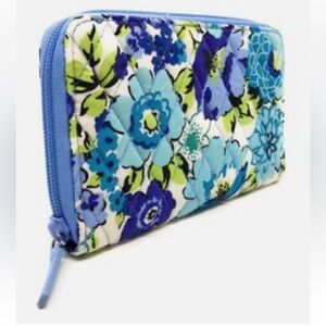 Vera Bradley Accordion
Wallet in Retired Blueberry
Blooms Outlet Pattern